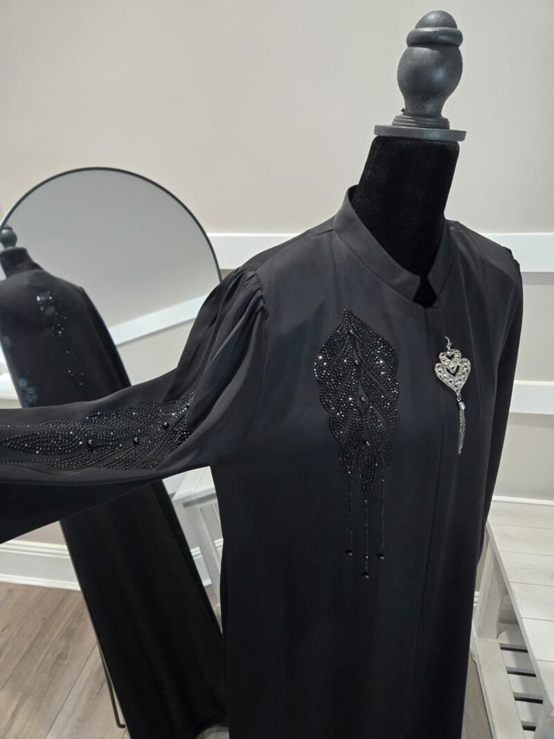 Leave embraided crepe abaya